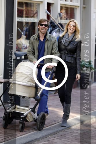Amsterdam 19 maart 2011
Susan Smit met vriend en baby achter de kinderwagen en op terras.
Peter Smulders bv