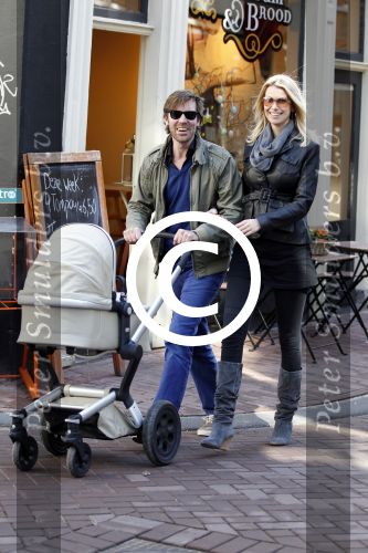 Amsterdam 19 maart 2011
Susan Smit met vriend en baby achter de kinderwagen en op terras.
Peter Smulders bv