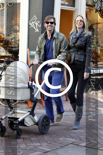 Amsterdam 19 maart 2011
Susan Smit met vriend en baby achter de kinderwagen en op terras.
Peter Smulders bv