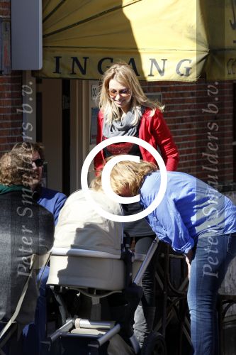 Amsterdam 19 maart 2011
Susan Smit met vriend en baby achter de kinderwagen en op terras.
Peter Smulders bv