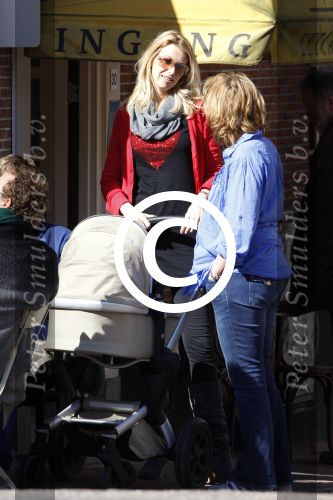 Amsterdam 19 maart 2011
Susan Smit met vriend en baby achter de kinderwagen en op terras.
Peter Smulders bv