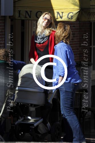 Amsterdam 19 maart 2011
Susan Smit met vriend en baby achter de kinderwagen en op terras.
Peter Smulders bv