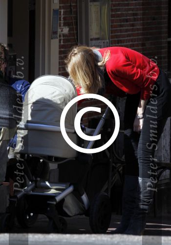 Amsterdam 19 maart 2011
Susan Smit met vriend en baby achter de kinderwagen en op terras.
Peter Smulders bv