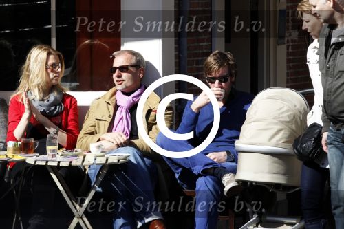 Amsterdam 19 maart 2011
Susan Smit met vriend en baby achter de kinderwagen en op terras.
Peter Smulders bv