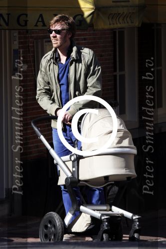 Amsterdam 19 maart 2011
Susan Smit met vriend en baby achter de kinderwagen en op terras.
Peter Smulders bv