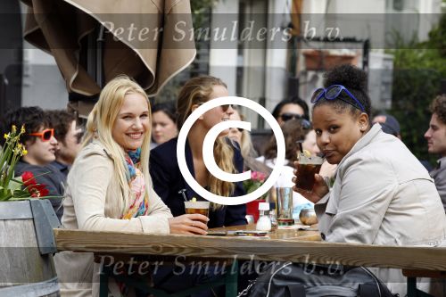 Amsterdam 4 april 2011
Kimberly klaver met collega Talisia Misiedjan op terras.
Peter Smulders bv