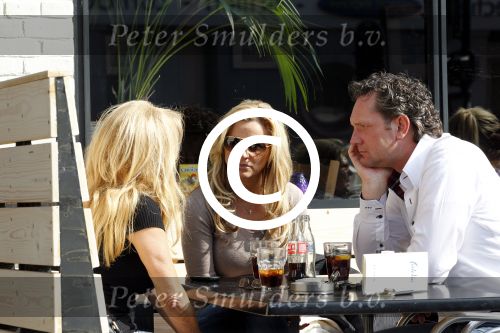 Amsterdam 29 maart 2011
Tatjana op terras met Patricia Paay en verliezend finalist van haar programma Richard Melessen.
Peter Smulders bv