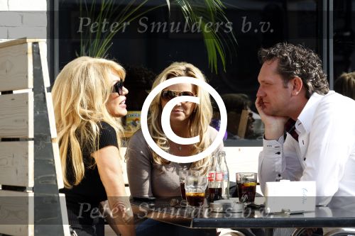 Amsterdam 29 maart 2011
Tatjana op terras met Patricia Paay en verliezend finalist van haar programma Richard Melessen.
Peter Smulders bv