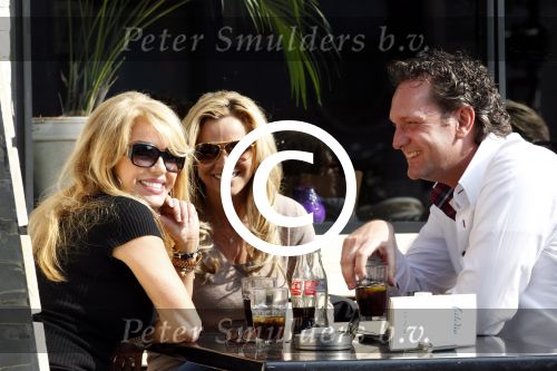 Amsterdam 29 maart 2011
Tatjana op terras met Patricia Paay en verliezend finalist van haar programma Richard Melessen.
Peter Smulders bv