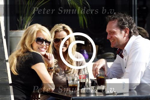 Amsterdam 29 maart 2011
Tatjana op terras met Patricia Paay en verliezend finalist van haar programma Richard Melessen.
Peter Smulders bv