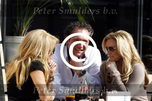 Amsterdam 29 maart 2011
Tatjana op terras met Patricia Paay en verliezend finalist van haar programma Richard Melessen.
Peter Smulders bv