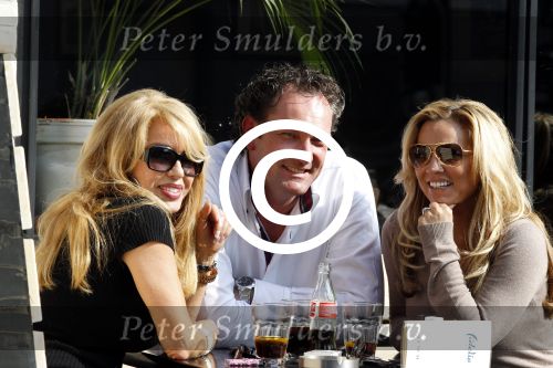 Amsterdam 29 maart 2011
Tatjana op terras met Patricia Paay en verliezend finalist van haar programma Richard Melessen.
Peter Smulders bv