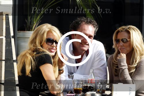 Amsterdam 29 maart 2011
Tatjana op terras met Patricia Paay en verliezend finalist van haar programma Richard Melessen.
Peter Smulders bv