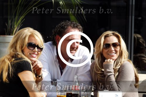 Amsterdam 29 maart 2011
Tatjana op terras met Patricia Paay en verliezend finalist van haar programma Richard Melessen.
Peter Smulders bv
