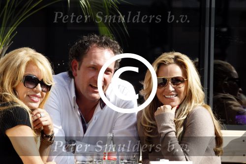 Amsterdam 29 maart 2011
Tatjana op terras met Patricia Paay en verliezend finalist van haar programma Richard Melessen.
Peter Smulders bv