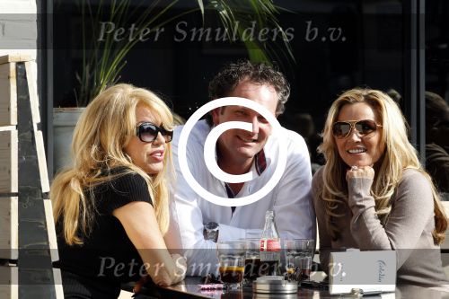 Amsterdam 29 maart 2011
Tatjana op terras met Patricia Paay en verliezend finalist van haar programma Richard Melessen.
Peter Smulders bv