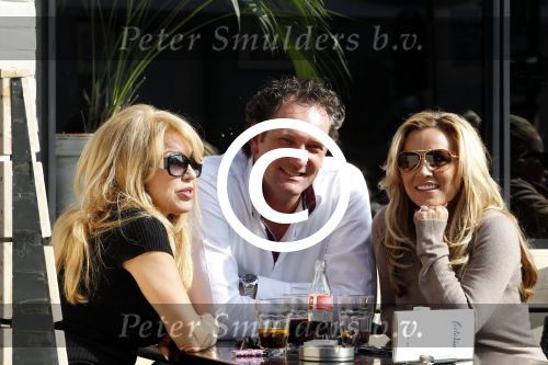 Amsterdam 29 maart 2011
Tatjana op terras met Patricia Paay en verliezend finalist van haar programma Richard Melessen.
Peter Smulders bv