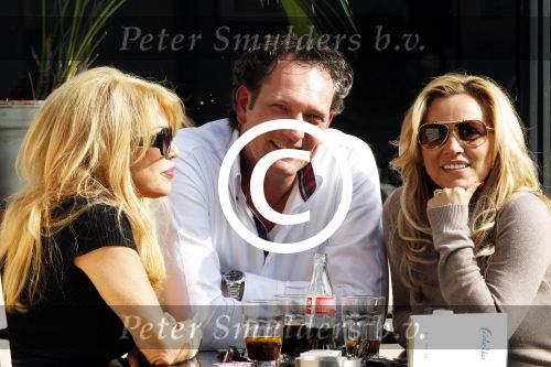 Amsterdam 29 maart 2011
Tatjana op terras met Patricia Paay en verliezend finalist van haar programma Richard Melessen.
Peter Smulders bv