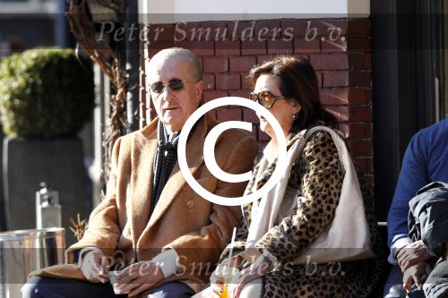 Amsterdam 19 maart 2011
Theo Hiddema met zijn vrouw op terras.
Peter Smulders bv