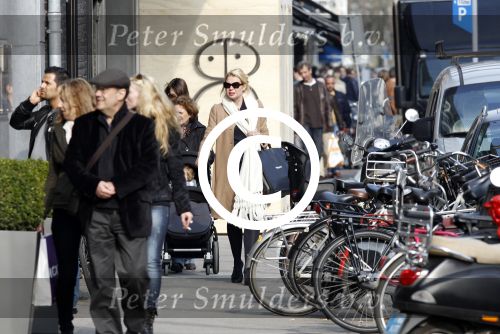 Amsterdam 25 maart 2011
Tjitske Reidinga doet met de fiets boodschappen op de pc hooftstraat.
Peter Smulders bv