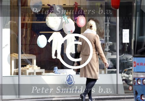 Amsterdam 25 maart 2011
Tjitske Reidinga doet met de fiets boodschappen op de pc hooftstraat.
Peter Smulders bv