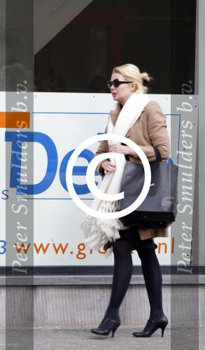 Amsterdam 25 maart 2011
Tjitske Reidinga doet met de fiets boodschappen op de pc hooftstraat.
Peter Smulders bv