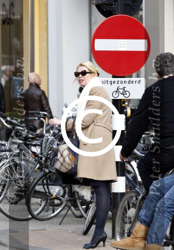 Amsterdam 25 maart 2011
Tjitske Reidinga doet met de fiets boodschappen op de pc hooftstraat.
Peter Smulders bv