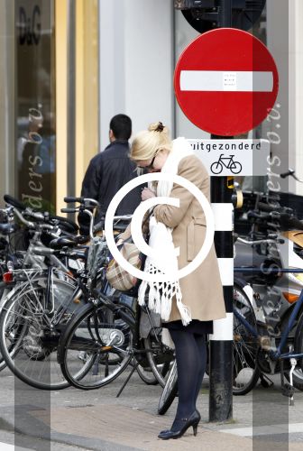 Amsterdam 25 maart 2011
Tjitske Reidinga doet met de fiets boodschappen op de pc hooftstraat.
Peter Smulders bv