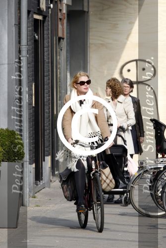 Amsterdam 25 maart 2011
Tjitske Reidinga doet met de fiets boodschappen op de pc hooftstraat.
Peter Smulders bv