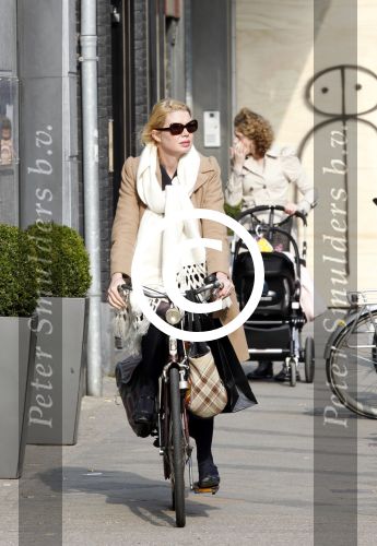 Amsterdam 25 maart 2011
Tjitske Reidinga doet met de fiets boodschappen op de pc hooftstraat.
Peter Smulders bv