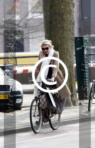 Amsterdam 25 maart 2011
Tjitske Reidinga doet met de fiets boodschappen op de pc hooftstraat.
Peter Smulders bv