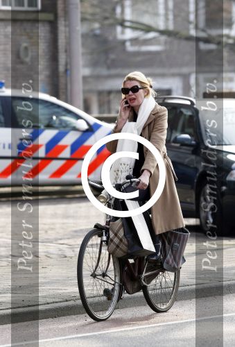 Amsterdam 25 maart 2011
Tjitske Reidinga doet met de fiets boodschappen op de pc hooftstraat.
Peter Smulders bv