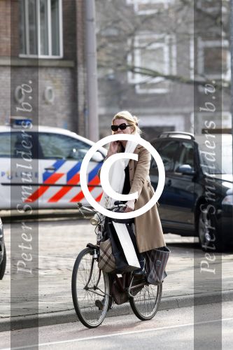 Amsterdam 25 maart 2011
Tjitske Reidinga doet met de fiets boodschappen op de pc hooftstraat.
Peter Smulders bv