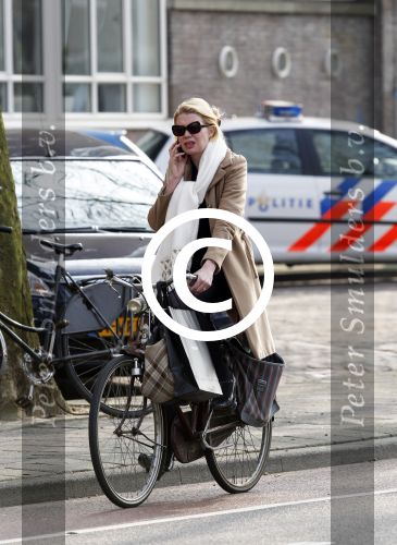 Amsterdam 25 maart 2011
Tjitske Reidinga doet met de fiets boodschappen op de pc hooftstraat.
Peter Smulders bv