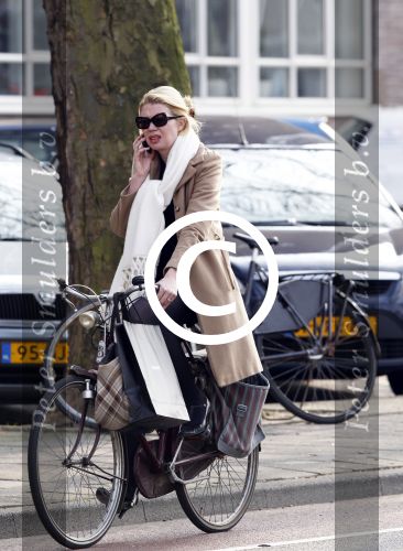 Amsterdam 25 maart 2011
Tjitske Reidinga doet met de fiets boodschappen op de pc hooftstraat.
Peter Smulders bv