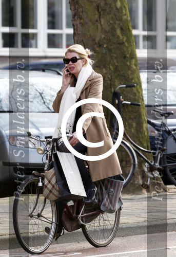 Amsterdam 25 maart 2011
Tjitske Reidinga doet met de fiets boodschappen op de pc hooftstraat.
Peter Smulders bv