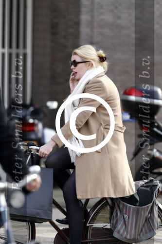 Amsterdam 25 maart 2011
Tjitske Reidinga doet met de fiets boodschappen op de pc hooftstraat.
Peter Smulders bv