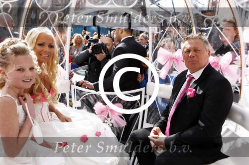 Scheveningen en Den Haag 1 april 2012
Trouwen Samantha de Jong ( Barbie uit oh oh Cherso) en Michael v d Plas. Barbie met haar vader
Peter Smulders bv