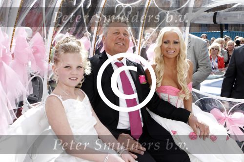 Scheveningen en Den Haag 1 april 2012
Trouwen Samantha de Jong ( Barbie uit oh oh Cherso) en Michael v d Plas. Barbie met haar vader
Peter Smulders bv