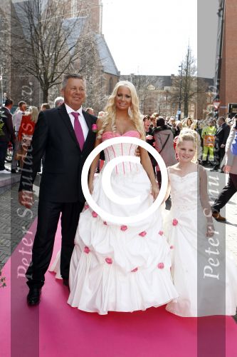 Scheveningen en Den Haag 1 april 2012
Trouwen Samantha de Jong ( Barbie uit oh oh Cherso) en Michael v d Plas. Barbie met haar vader
Peter Smulders bv