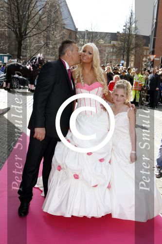 Scheveningen en Den Haag 1 april 2012
Trouwen Samantha de Jong ( Barbie uit oh oh Cherso) en Michael v d Plas. Barbie met haar vader
Peter Smulders bv