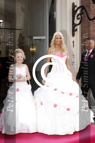 Scheveningen en Den Haag 1 april 2012
Trouwen Samantha de Jong ( Barbie uit oh oh Cherso) en Michael v d Plas. Barbie met haar vader
Peter Smulders bv