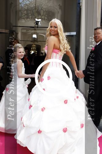 Scheveningen en Den Haag 1 april 2012
Trouwen Samantha de Jong ( Barbie uit oh oh Cherso) en Michael v d Plas. Barbie met haar vader
Peter Smulders bv
