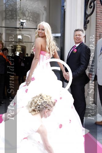 Scheveningen en Den Haag 1 april 2012
Trouwen Samantha de Jong ( Barbie uit oh oh Cherso) en Michael v d Plas. Barbie met haar vader
Peter Smulders bv