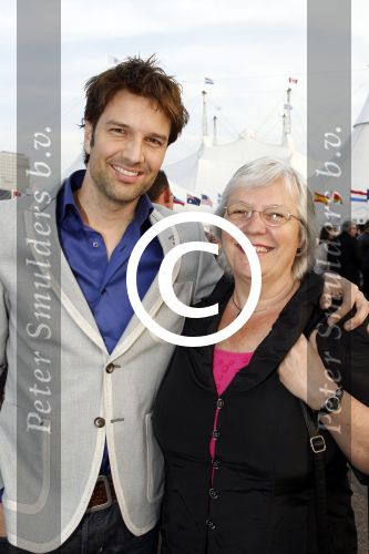 Amsterdam 27 maart 2012
Premiere cirque du Soleil bij de amsterdam Arena. Bas Muijs met moeder
Peter Smulders bv