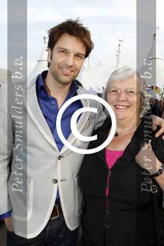 Amsterdam 27 maart 2012
Premiere cirque du Soleil bij de amsterdam Arena. Bas Muijs met moeder
Peter Smulders bv