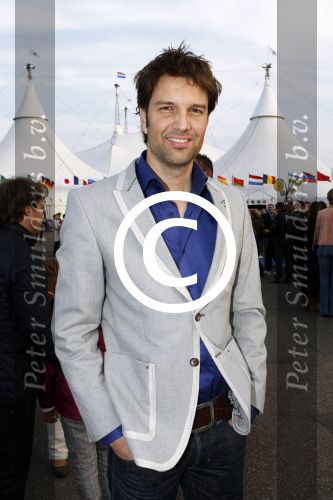 Amsterdam 27 maart 2012
Premiere cirque du Soleil bij de amsterdam Arena. Bas Muijs met moeder
Peter Smulders bv