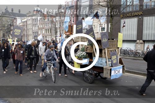 Amsterdam 10 april 2012
oa Maria Kooistra loopt op blote voeten door Amsterdam.
Peter Smulders bv