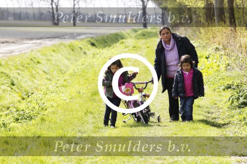 Slootdorp 12 en 13 april 2012
Constanza Breukhoven en haar man Mohammed en kinderen Soraiya en Semmy wonen sinds deze week in het friese dorp Slootdorp.
Peter Smulders bv