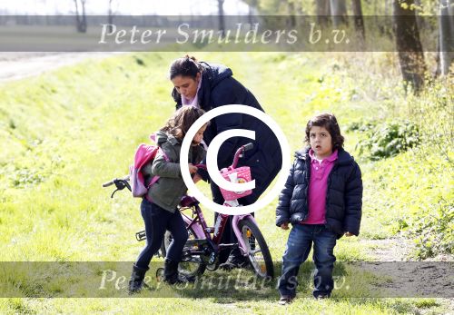 Slootdorp 12 en 13 april 2012
Constanza Breukhoven en haar man Mohammed en kinderen Soraiya en Semmy wonen sinds deze week in het friese dorp Slootdorp.
Peter Smulders bv